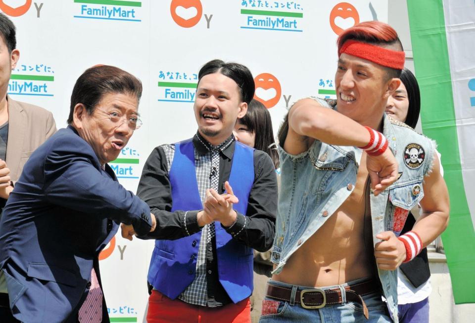 ２７００・ツネ（右）とリズムネタを披露する西川きよし＝吉本興業東京本部