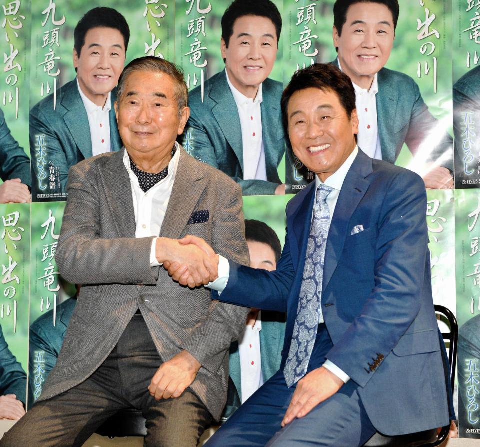 ガッチリと握手をかわす石原慎太郎氏（左）と五木ひろし＝品川プリンスホテル　ステラボール（撮影・園田高夫）