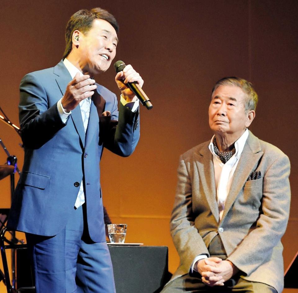 　石原慎太郎氏（右）の前で新曲を熱唱する五木ひろし＝品川プリンスホテル　ステラボール（撮影・園田高夫）