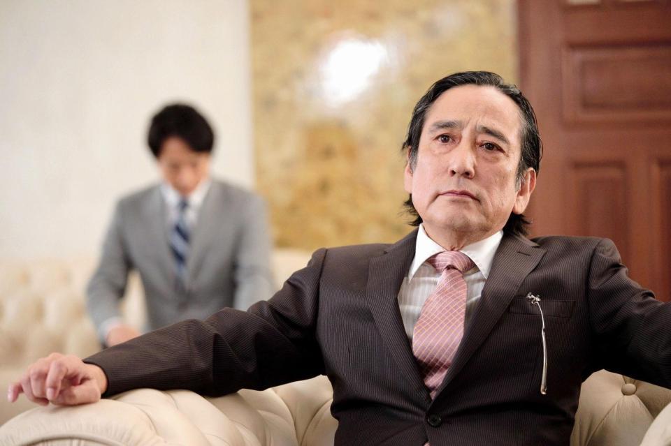 第１話：大学教授兼内科医　山本健史役のルー大柴ⓒテレビ東京