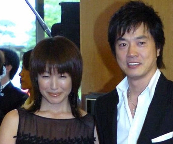 高島礼子（左）と高知東生さん