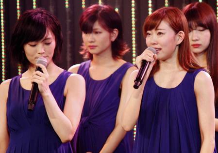 　卒業を発表した渡辺美優紀（右）と、聞き入る山本彩（左）＝大阪・ＮＭＢ４８劇場