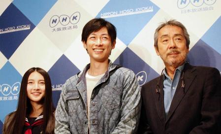 　ＮＨＫドラマの取材会を行った（右から）寺尾聰、ディーン・フジオカ、久保田紗友＝ＮＨＫ大阪放送局