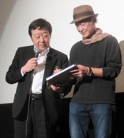 トークショーでボードを使って筆談する佐野和宏監督（右）と代読する寺脇研プロデューサー