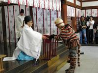 絵馬を受ける飯田洋輔（右）＝大阪・今宮戎神社