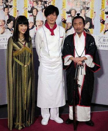 劇中衣装で登場した（左から）小沢真珠、田辺誠一、竹中直人＝東京・渋谷のＮＨＫ