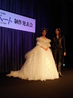 ミュージカル「エリザベート」の製作発表会見に出席した宝塚宙組の実咲凜音（左）と朝夏まなと＝東京・内幸町の帝国ホテル