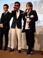 映画「コンフリクト」の完成披露会見に登場した（右から）諸星和己、小沢仁志、的場浩司＝東京・六本木のグランドハイアット東京