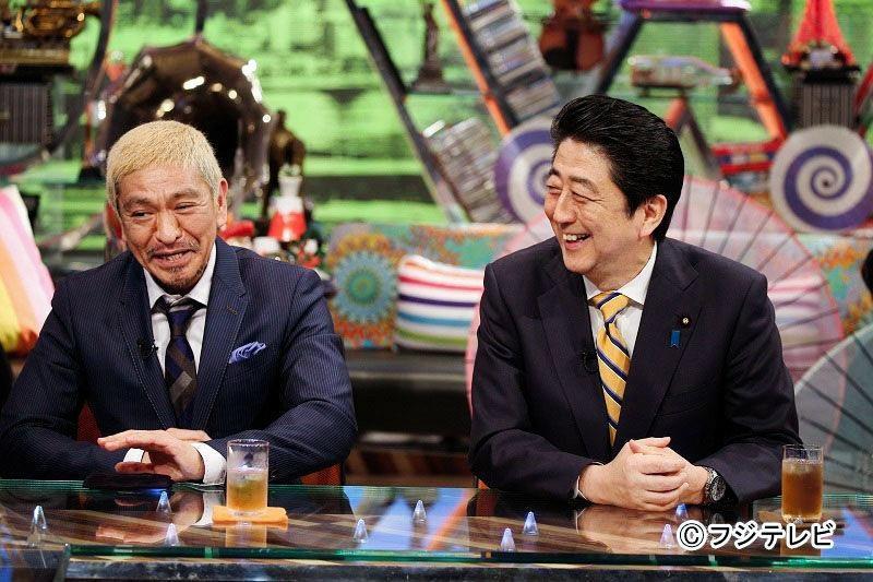 松本人志（左）と安倍首相