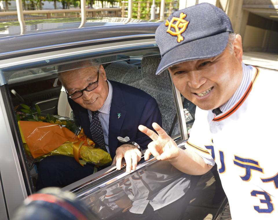 千葉県県民栄誉賞表彰式後に長嶋茂雄氏（左）から花束を受け取るプリティ長嶋（写真は２０１３年５月撮影）