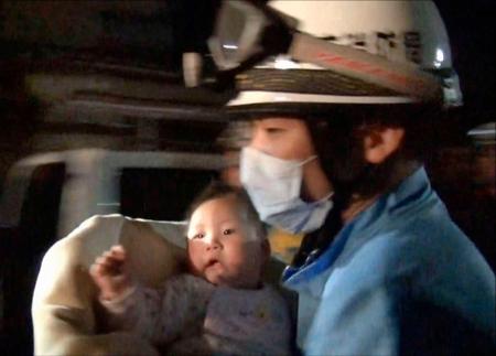 　崩れ落ちた住宅から救出される生後８カ月の乳児＝熊本県益城町