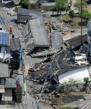 　地震で倒壊した熊本県益城町の家屋
