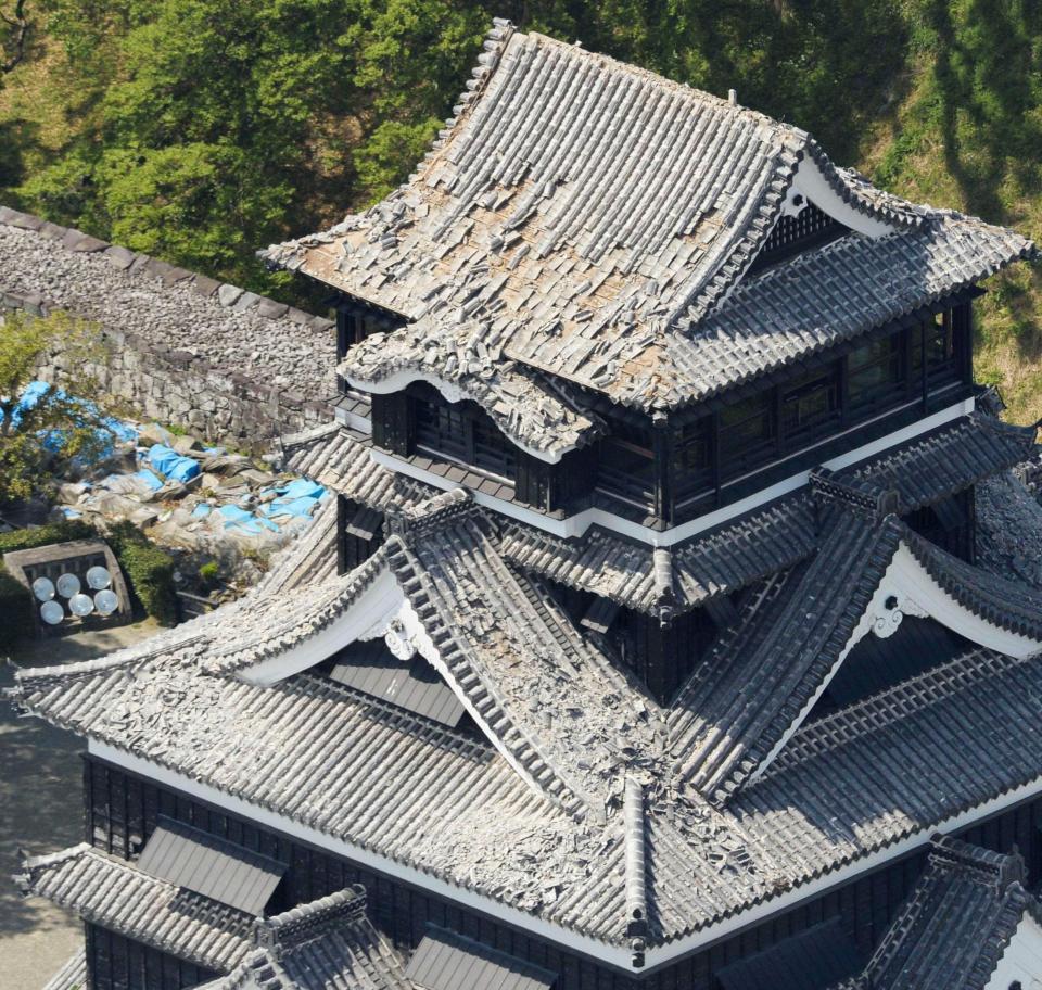　屋根瓦が崩れた熊本城