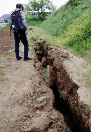 　益城町内で地表に出現した断層。１６日未明にＭ７・３の地震を起こしたとみられる