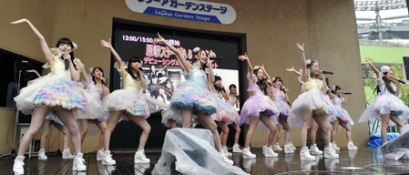 デビューシングルを披露するふわふわ＝東京ドームシティ（撮影・佐々木彰尚）