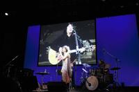 河島英五さんの映像とデュエットする河島亜奈睦＝大阪市内