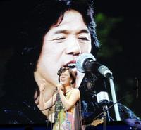 河島英五さんの映像とデュエットする河島亜奈睦＝大阪市内