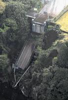 　崩落した阿蘇大橋＝熊本県南阿蘇村（共同通信社ヘリから）