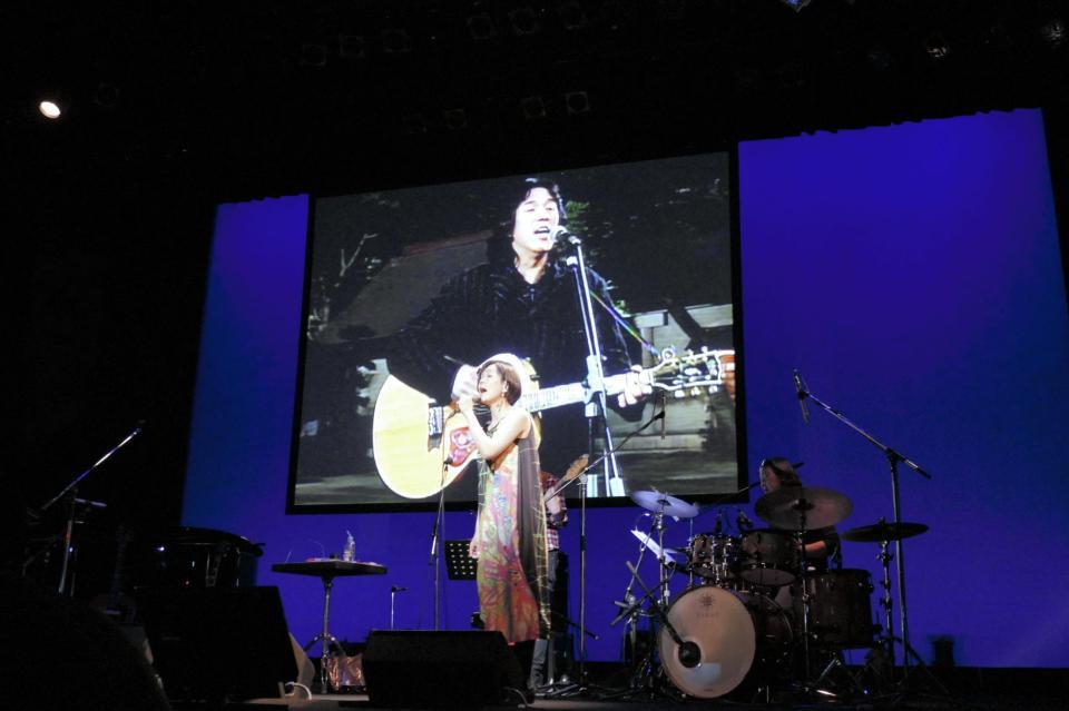 河島英五さんの映像とデュエットする河島亜奈睦＝大阪市内