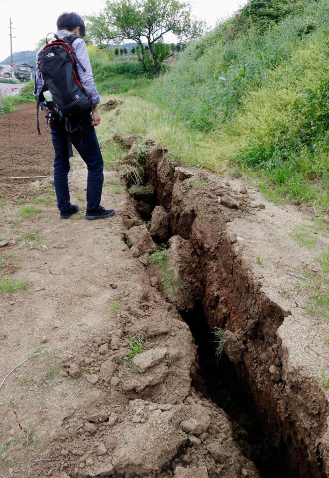 　益城町内で地表に出現した断層。１６日未明にＭ７・３の地震を起こしたとみられる