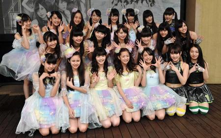 デビューシングル発売記念イベントに登場した黒い衣装の原駅ステージＡと白い衣装のふわふわ＝東京ドームシティ