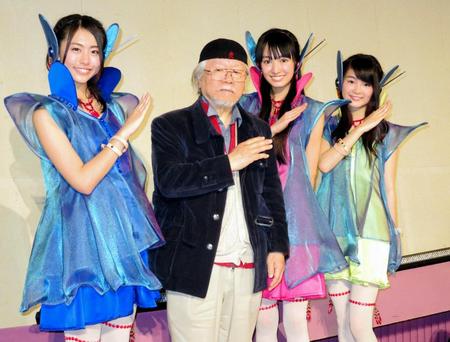松本零士氏（左から２人目）がデザインした衣装で登場したキュピトロン＝東京・王子　（Ｃ）ＬＥＩＪＩ　ＭＡＴＳＵＭＯＴＯ　２０１６　（Ｃ）ＺＥＲＯ　Ｇｏｏｄｓ　ｕｎｉｖｅｒｓｅ