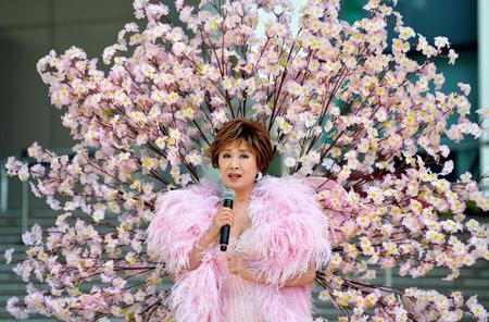 桜衣装を身にまとい、トークする小林幸子＝ダイバーシティ東京（撮影・西岡正）