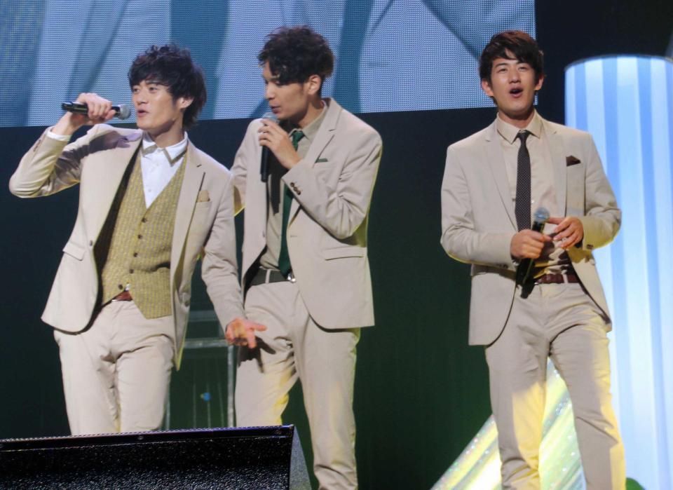 熱唱するＳＯＬＩＤＥＭＯの（左から）山口智也、木全寛幸、佐脇慧一＝ＺＥＰＰダイバーシティ