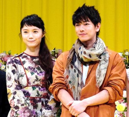 宮崎あおい（左）と佐藤健　