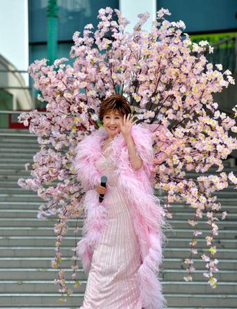 豪華絢爛（けんらん）な桜衣装で登場する小林幸子＝ダイバーシティ東京