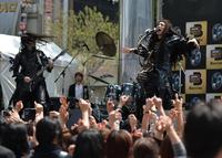 ゲリラライブで約５００人を魅了したＧＡＣＫＴ＝新宿ステーションスクエア