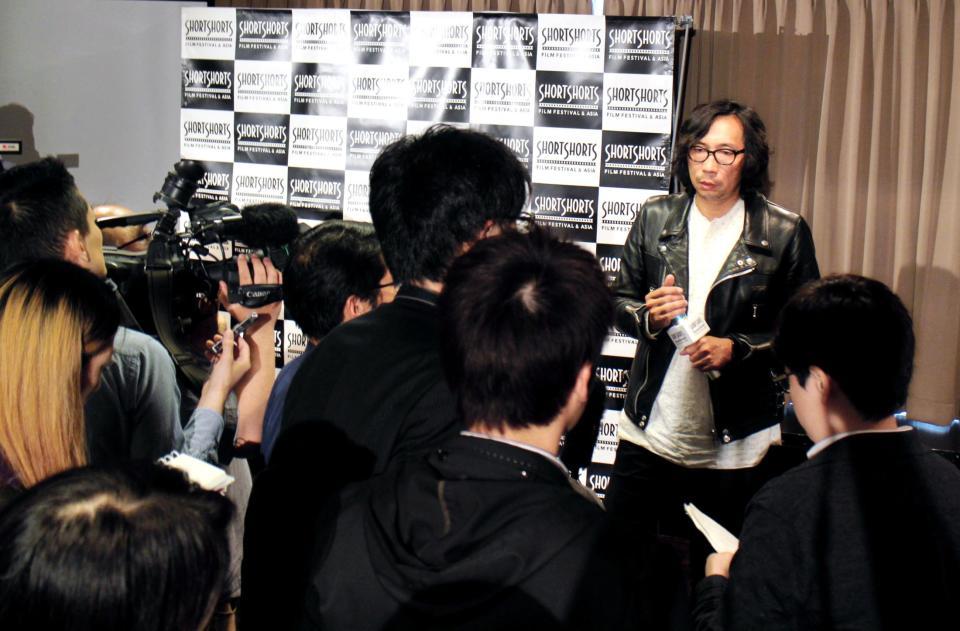 報道陣に熊本県の現状を報告する行定勲監督＝東京・日本外国特派員協会