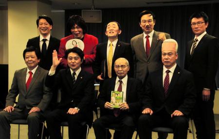 コントを披露した（前列左から）竹内康明、福本ヒデ、渡部又兵衛、松下アキラ（後列左から）石坂タケシ、浜田太一、山本天心、土谷ひろし、桑山元＝テイチク・エンタテインメント本社