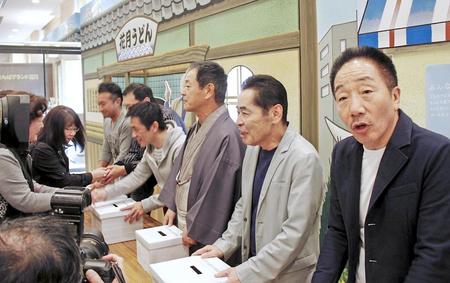 公演後に募金活動を行った（右から）中田カウス、ボタン、月亭八方ら＝大阪・なんばグランド花月