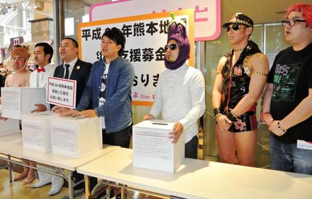劇場前ロビーで募金を呼びかけるレイザーラモンＲＧ（左から３人目）ら吉本芸人＝東京・新宿