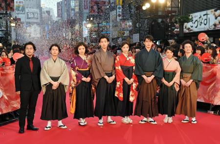 歌舞伎町の真ん中で勢ぞろいした（左から）小泉監督、矢本悠馬、松岡茉優、野村周平、広瀬すず、真剣佑、上白石萌音、森永悠希＝東京都新宿区の新宿歌舞伎町セントラルロード（撮影・出月俊成）