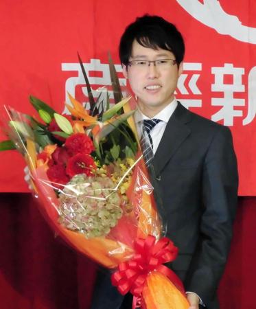 囲碁界史上初の七冠独占を達成した井山裕太＝東京・日本棋院
