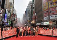 歌舞伎町の真ん中で勢ぞろいした（左から）小泉監督、矢本悠馬、松岡茉優、野村周平、広瀬すず、真剣佑、上白石萌音、森永悠希＝東京都新宿区の新宿歌舞伎町セントラルロード（撮影・出月俊成）