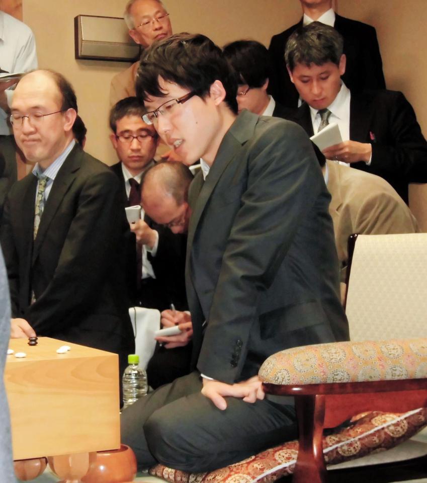 囲碁界史上初の七冠独占を達成した井山裕太＝東京・日本棋院