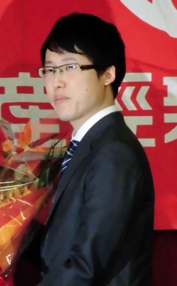 囲碁界史上初の七冠独占を達成した井山裕太＝東京・日本棋院