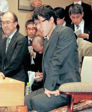 囲碁界史上初の七冠を達成した井山裕太六冠＝東京・日本棋院