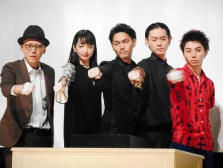 映画「ディストラクションベイビーズ」の完成披露上映会で舞台あいさつした（左から）真利子哲也監督、小松菜奈、柳楽優弥、菅田将暉、村上虹郎＝東京・テアトル新宿