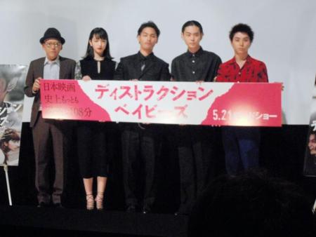 映画「ディストラクションベイビーズ」の完成披露上映会で舞台あいさつした（左から）真利子哲也監督、小松菜奈、柳楽優弥、菅田将暉、村上虹郎＝東京・テアトル新宿