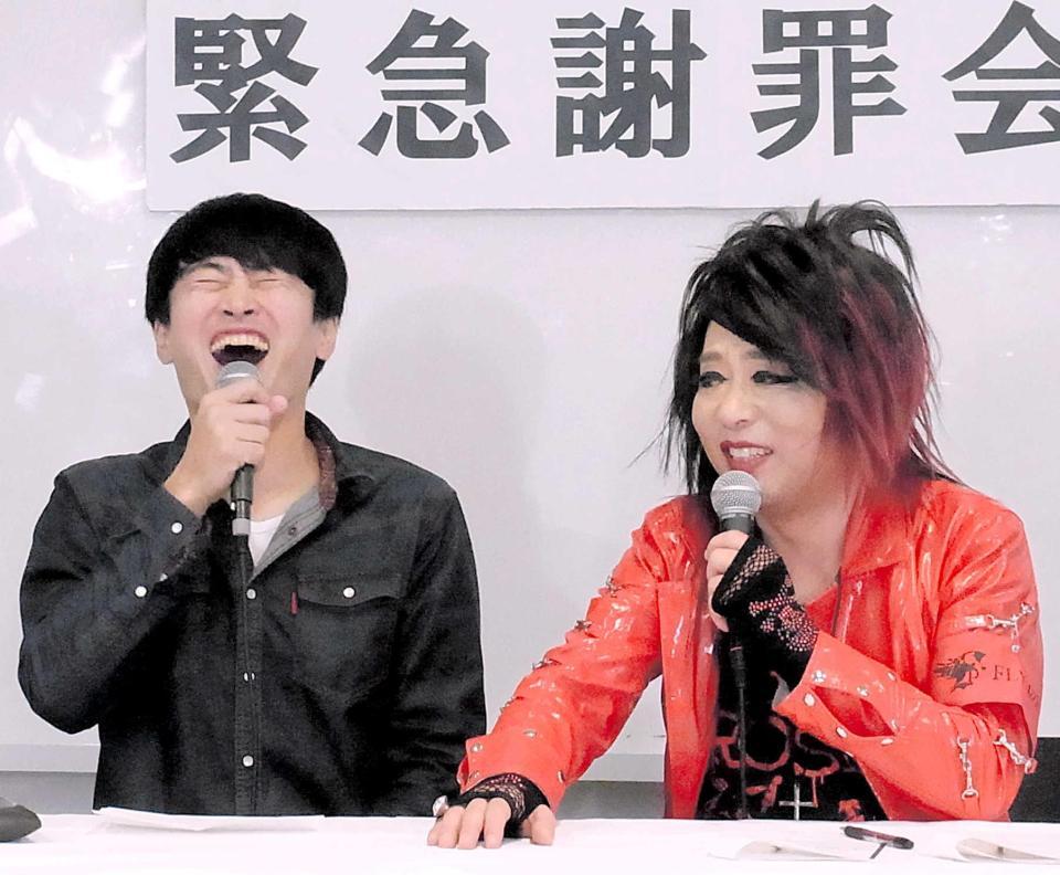 ＣＤの売り上げ不振を分析する劇団ひとり（左）とマキタスポーツ＝東京・神谷町