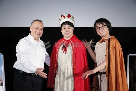 映画「マクベス」の舞台あいさつに出席した（左から）ウィリアム・アイアトン氏、ＮＯＮ　ＳＴＹＬＥ井上裕介、アポロン山崎＝那覇市