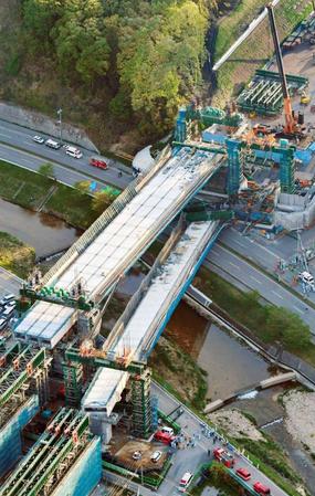 　神戸市北区の新名神高速道路の工事現場で橋桁が落下した事故現場