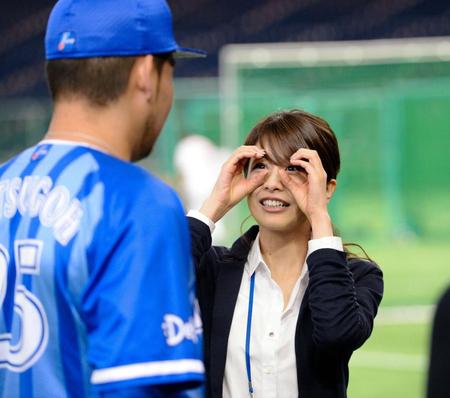 ＤｅＮＡ・筒香嘉智（左）を取材するフジテレビ・加藤綾子アナウンサー＝22日、東京ドーム（撮影・棚橋慶太）