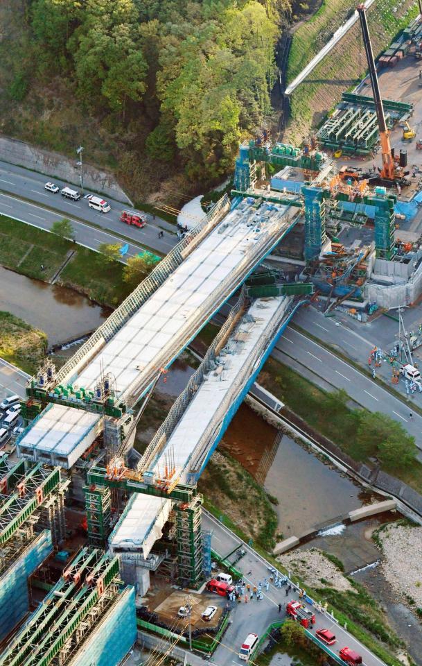 　神戸市北区の新名神高速道路の工事現場で橋桁が落下した事故現場