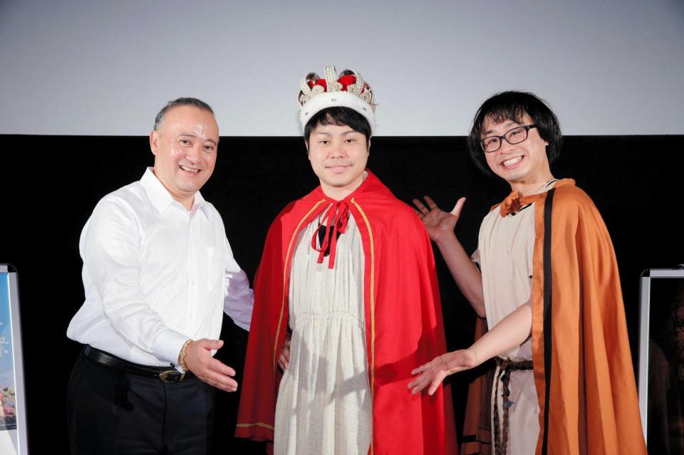 　映画「マクベス」の舞台あいさつに出席した（左から）ウィリアム・アイアトン氏、ＮＯＮ　ＳＴＹＬＥ井上裕介、アポロン山崎＝那覇市