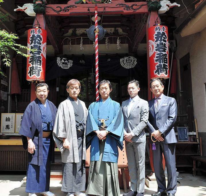 　於岩稲荷田宮神社を参拝した河原崎國太郎（中央）＝東京・四谷